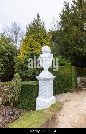 Statuen und Skulpturen in weißem Kunststoff zum Schutz vor Frost und Kälte verpackt, Polesden Lacey, Great Bookham, Surrey, SE England Stockfoto