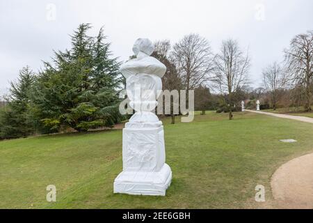 Statuen und Skulpturen in weißem Kunststoff zum Schutz vor Frost und Kälte verpackt, Polesden Lacey, Great Bookham, Surrey, SE England Stockfoto