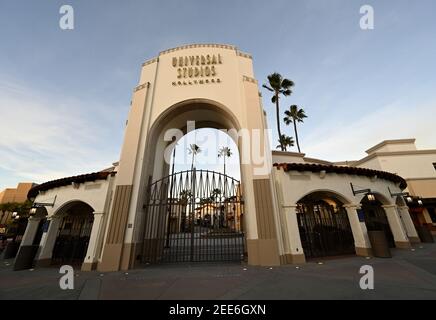 LOS ANGELES, KALIFORNIEN. 14. Februar 2021: Haupteingang des Themenparks der Universal Studios Hollywood wegen der COVID-19 Pandemie geschlossen. Foto: © Paul Smith/Featureflash Stockfoto