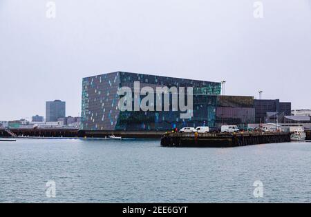 Harpa Concert Hall and Conference Centre Building on the Shoreline at Reykjavik Harbour in Winter, Reykjavik, Hauptstadt Islands Stockfoto