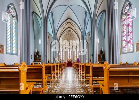 Innen- und Kirchenschiff der römisch-katholischen Christkönigskathedrale (Dómkirkja Kirs konungs) im Zentrum von Reykjavik, Island Stockfoto