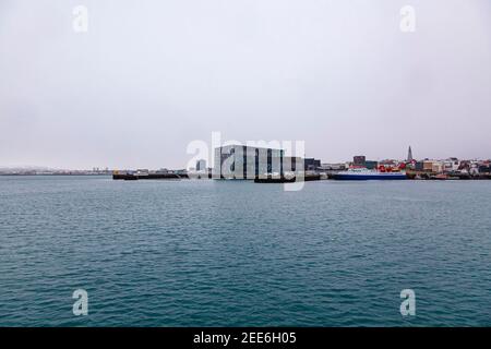 Harpa Concert Hall and Conference Centre Building on the Shoreline at Reykjavik Harbour in Winter, Reykjavik, Hauptstadt Islands Stockfoto