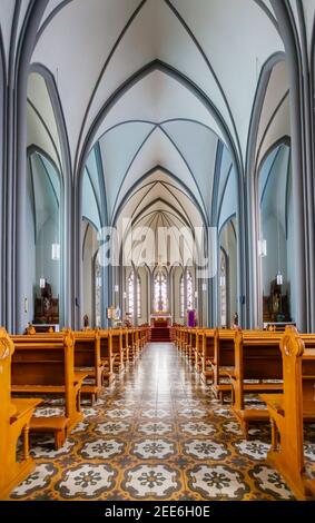 Innen- und Kirchenschiff der römisch-katholischen Christkönigskathedrale (Dómkirkja Kirs konungs) im Zentrum von Reykjavik, Island Stockfoto