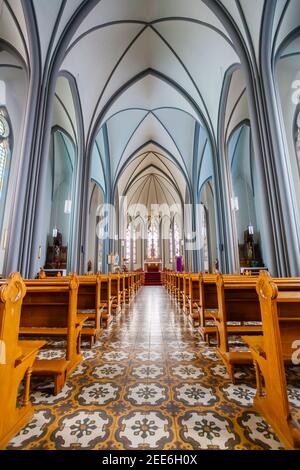 Innen- und Kirchenschiff der römisch-katholischen Christkönigskathedrale (Dómkirkja Kirs konungs) im Zentrum von Reykjavik, Island Stockfoto