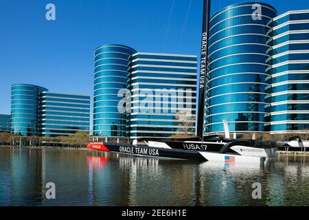 Redwood City, CA, USA - 10. Februar 2021: Gebäude des Büros der Oracle Corporation, eines amerikanischen Unternehmens für Computertechnologie mit Sitz in Austin, Stockfoto
