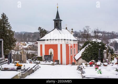 Kapelle St. Ludmila in Kamenny Privoz, Mittelböhmische Region im Winter Stockfoto