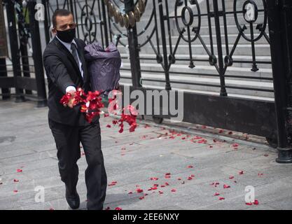 Buenos Aires, Argentinien. Februar 2021, 15th. Ein Anhänger des ehemaligen Präsidenten Carlos Menem zeigt seine Unterstützung vor dem Nationalkongress in Buenos Aires, Argentinien. Diesen Montag (15). Kredit: Mario De Fina/FotoArena/Alamy Live Nachrichten Stockfoto