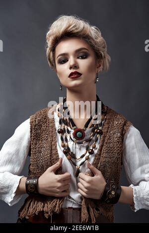 Schöne blonde Mädchen im Steampunk-Stil Kostüm Stockfoto