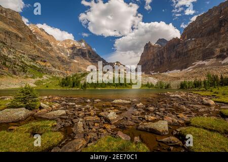 Landschaft von Hungabee See an einem sonnigen Tag mit einem Blauer Himmel und Berge im Ohara Yoho Nationalpark Kanada Stockfoto