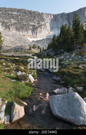 Ein erfrischendes Bad in einem kalten Bach in den Wallowa Mountains von Oregon. Stockfoto