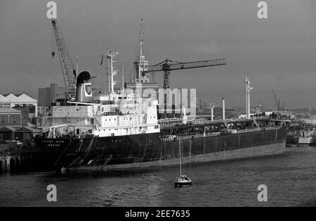 AJAXNETPHOTO. 30TH MAY1982. PORTSMOUTH, ENGLAND - ABFAHRT DER FALKLANDINSELN.TANKER BRITISH AVON, DER VON MOD AM MARINESTÜTZPUNKT PORTSMOUTH ANGEFORDERT WIRD. FOTO: JONATHAN EASTLAND/AJAX REF:823005 12 Stockfoto