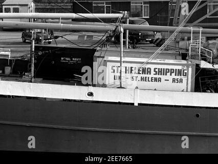 AJAXNETPHOTO. 30TH MAY1982. PORTSMOUTH, ENGLAND - FALKLANDINSELN ABFAHRT. FRACHTSCHIFF ST.HELENA, DAS VON MOD ANGEFORDERT WIRD, LÄDT FRACHT AUF DEM MARINESTÜTZPUNKT PORTSMOUTH. RN-VORWÄRTS-STÜTZBEHÄLTER AUF DECK (LINKS). FOTO: JONATHAN EASTLAND/AJAX REF:823005 3 Stockfoto