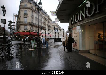 AJAXNETPHOTO. MÄRZ 2006, 30TH. PARIS, FRANKREICH. - REGENTAG IN DER STADT - CAFE RESTAURANT ROYAL OPERA AN DER KREUZUNG DER AVENUE DE L'OPERA (LINKS) UND RUE SAINT ROCHE (RECHTS) VOM EINGANG ZUM MONOPRIX KAUFHAUS. FOTO: JONATHAN EASTLAND/AJAX REF: R63003 182 Stockfoto