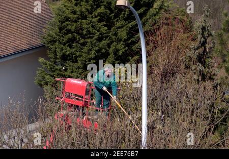 AJAXNETPHOTO. 5TH. APRIL 2006. LOUVECIENNES, FRANKREICH - TRIMMER -FRÜHJAHRSBAUMSCHNITT, WESTERN SUBURBS. FOTO: JONATHAN EASTLAND/AJAX REF: D1X60504 899 Stockfoto