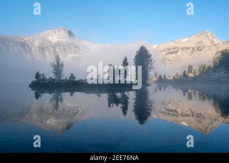 Morgennebel über einem subalpinen See in den Wallowa Mountains in Oregon. Stockfoto