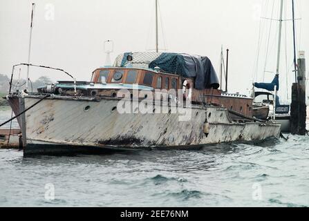 AJAXNETPHOTO. HAMBLE RIVER, ENGLAND. - UMGEBAUT GSP - ETWAS BAUFÄLLIG MOTOR YACHT ALLGEMEINEN SERVICE PINNACE UMBAU AUF MID-STREAM PFAHLANLEGESTELLEN MITTE FLUSS. FOTO:JONATHAN EASTLAND/AJAX REF:TC6052 33 2 Stockfoto