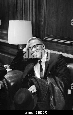 Malcolm X Waiting at Martin Luther King Pressekonferenz, Head and Shoulders Portrait, Marion S. Trikosko, 26. März 1964 Stockfoto