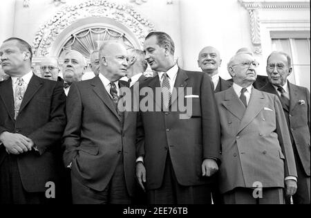 US-Präsident Dwight D. Eisenhower steht mit US-Senator aus Texas Lyndon B. Johnson (Mitte), US-Außenminister John Foster Dulles (rechts) und anderen Gästen während eines überparteilichen Mittagessens im Weißen Haus, Washington, D.C., USA, Thomas J. O'Halloran, 31. März 1955 Stockfoto