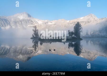 Morgennebel über einem subalpinen See in den Wallowa Mountains in Oregon. Stockfoto