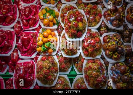 Street Fruit Market in Thailand mit verschiedenen frischen exotischen Früchten: mangostan, Rambutan, Rosenapfel in Plastikverpackungen Stockfoto