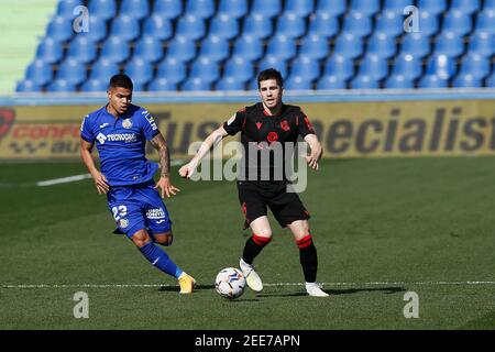 Getafe, Spanien. Februar 2021, 14th. (L-R) Cucho Hernandez (Getafe), Igor Zubeldia (Sociedad) Fußball: Spanisches 'La Liga Santander' Spiel zwischen Getafe CF 0-1 Real Sociedad im Coliseum Alfonso Perez in Getafe, Spanien. Quelle: Mutsu Kawamori/AFLO/Alamy Live News Stockfoto