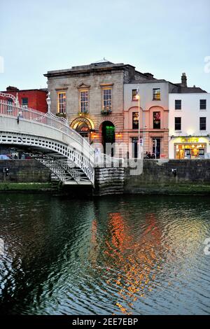 Ha'Penny Bridge, die auch als die Liffey Brücke über den Fluss Liffey verbindet Liffey Street mit der Temple Bar Gegend bekannt. Stockfoto