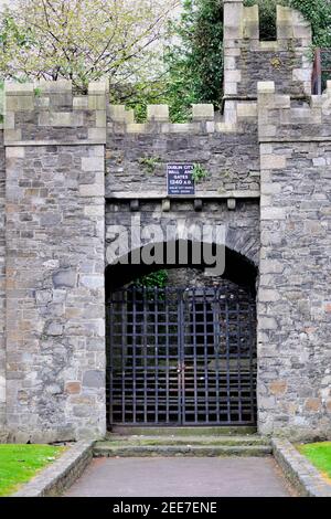 Dublin, Irland. Das einzige erhaltene Torhaus der ursprünglichen Stadtmauer von Dublin aus dem Jahr 1240, das zur St. Audoen Kirche führt, Stockfoto