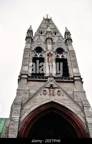 Dublin, Irland. Kirchturm an der St. Augustine & St. John the Baptist Catholic Church. Die Kirche wurde 1874 erbaut. Stockfoto