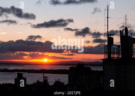 Sonnenuntergang über dem Guaiba See in Porto Alegre, Brasilien Stockfoto