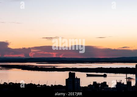 Sonnenuntergang über dem Guaiba See in Porto Alegre, Brasilien Stockfoto