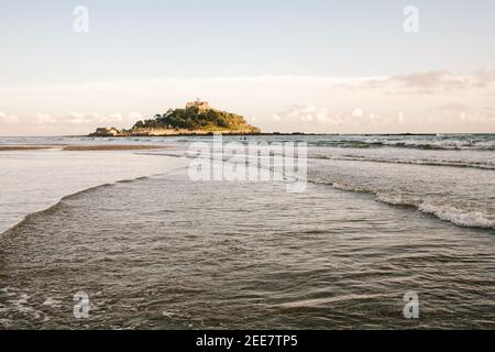 St. Michael's Mount, vom Strand aus gesehen in der kleinen kornischen Küstenstadt Marazion. Stockfoto