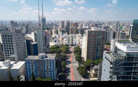 Luftaufnahme der Avenida Paulista in Sao Paulo Stadt am sonnigen Wochenende. Stockfoto