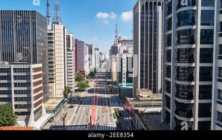 Leute, die am sonnigen Wochenende auf der Avenida Paulista in Sao Paulo spazieren gehen. Stockfoto