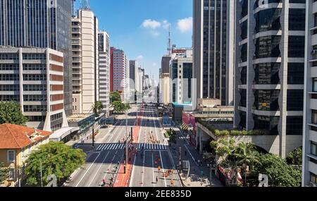 Leute, die am sonnigen Wochenende auf der Avenida Paulista in Sao Paulo spazieren gehen. Stockfoto