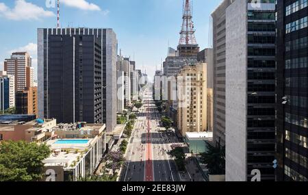 Leute, die am sonnigen Wochenende auf der Avenida Paulista in Sao Paulo spazieren gehen. Stockfoto