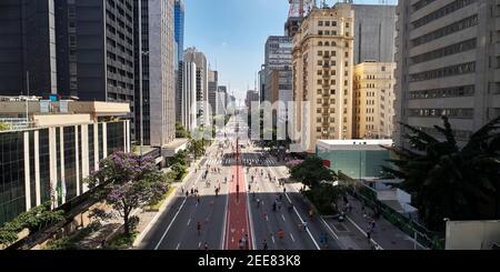 Leute, die am sonnigen Wochenende auf der Avenida Paulista in Sao Paulo spazieren gehen. Stockfoto