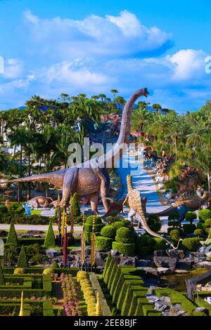 Nong Nooch Garden, PATTAYA, THAILAND - 1. April 2020: Dinosaur Valley? In Nong Nooch Tropical Botanical Garden, Pattaya, Thailand. Stockfoto