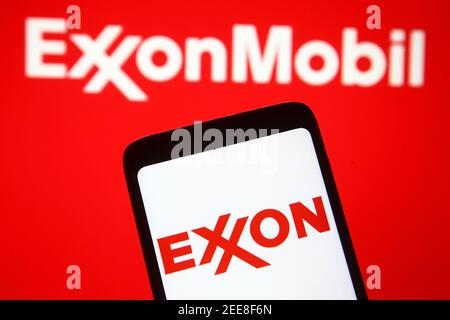 Ukraine. Februar 2021, 15th. In dieser Abbildung wird das Exxon Mobile-Logo auf einem Smartphone und einem pc-Bildschirm angezeigt. Kredit: Pavlo Gonchar/SOPA Images/ZUMA Wire/Alamy Live Nachrichten Stockfoto