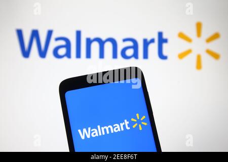 Ukraine. Februar 2021, 15th. In dieser Abbildung wird das Walmart-Logo auf einem Smartphone und einem pc-Bildschirm angezeigt. Kredit: Pavlo Gonchar/SOPA Images/ZUMA Wire/Alamy Live Nachrichten Stockfoto