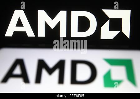 Ukraine. Februar 2021, 15th. In dieser Abbildung wird das AMD-Logo auf einem Smartphone und einem pc-Bildschirm angezeigt. Kredit: Pavlo Gonchar/SOPA Images/ZUMA Wire/Alamy Live Nachrichten Stockfoto
