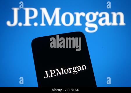 Ukraine. Februar 2021, 15th. In dieser Abbildung ist das JPMorgan-Logo auf einem Smartphone und einem pc-Bildschirm zu sehen. Kredit: Pavlo Gonchar/SOPA Images/ZUMA Wire/Alamy Live Nachrichten Stockfoto