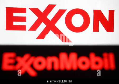 Ukraine. Februar 2021, 15th. In dieser Abbildung wird das Exxon Mobile-Logo auf einem Smartphone und einem pc-Bildschirm angezeigt. Kredit: Pavlo Gonchar/SOPA Images/ZUMA Wire/Alamy Live Nachrichten Stockfoto