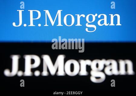 Ukraine. Februar 2021, 15th. In dieser Abbildung ist das JPMorgan Chase Logo auf einem Smartphone und einem Computerbildschirm zu sehen. Kredit: Pavlo Gonchar/SOPA Images/ZUMA Wire/Alamy Live Nachrichten Stockfoto