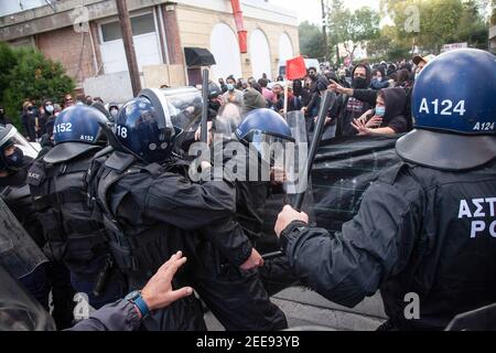 Nikosia, Zypern. Februar 2021, 13th. Während der Demonstration kollidierte die Polizei mit Demonstranten. Aktivisten, antifaschistische Organisationen, linke Bewegungen und Künstler protestieren gegen die Regierungsführung der Pandemie covid-19 in Nikosia. Kredit: SOPA Images Limited/Alamy Live Nachrichten Stockfoto