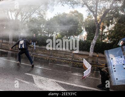 Nikosia, Zypern. Februar 2021, 13th. Während der Demonstration sprüht die Polizei Wasserwerfer auf die Demonstranten. Aktivisten, antifaschistische Organisationen, linke Bewegungen und Künstler protestieren gegen die Regierungsführung der Pandemie covid-19 in Nikosia. Kredit: SOPA Images Limited/Alamy Live Nachrichten Stockfoto