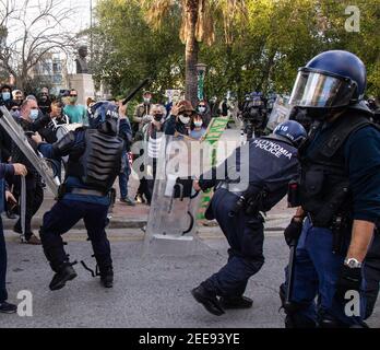 Nikosia, Zypern. Februar 2021, 13th. Während der Demonstration kollidierte die Polizei mit Demonstranten. Aktivisten, antifaschistische Organisationen, linke Bewegungen und Künstler protestieren gegen die Regierungsführung der Pandemie covid-19 in Nikosia. Kredit: SOPA Images Limited/Alamy Live Nachrichten Stockfoto