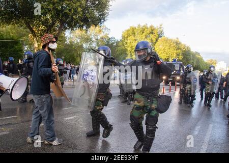 Nikosia, Zypern. Februar 2021, 13th. Die Bereitschaftspolizei kollidierte während der Demonstration mit einem Protestierenden. Aktivisten, antifaschistische Organisationen, linke Bewegungen und Künstler protestieren gegen die Regierungsführung der Pandemie covid-19 in Nikosia. Kredit: SOPA Images Limited/Alamy Live Nachrichten Stockfoto