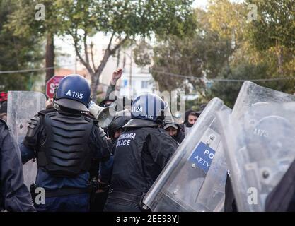 Nikosia, Zypern. Februar 2021, 13th. Während der Demonstration kollidierte die Polizei mit Demonstranten. Aktivisten, antifaschistische Organisationen, linke Bewegungen und Künstler protestieren gegen die Regierungsführung der Pandemie covid-19 in Nikosia. Kredit: SOPA Images Limited/Alamy Live Nachrichten Stockfoto