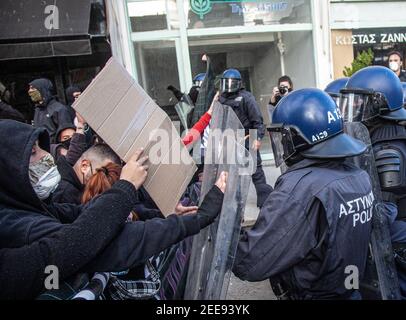 Nikosia, Zypern. Februar 2021, 13th. Während der Demonstration kollidierte die Polizei mit Demonstranten. Aktivisten, antifaschistische Organisationen, linke Bewegungen und Künstler protestieren gegen die Regierungsführung der Pandemie covid-19 in Nikosia. Kredit: SOPA Images Limited/Alamy Live Nachrichten Stockfoto