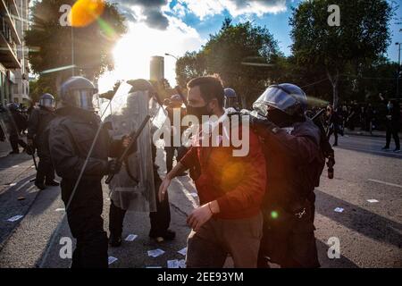 Nikosia, Zypern. Februar 2021, 13th. Die Bereitschaftspolizei kollidierte während der Demonstration mit einem Protestierenden. Aktivisten, antifaschistische Organisationen, linke Bewegungen und Künstler protestieren gegen die Regierungsführung der Pandemie covid-19 in Nikosia. Kredit: SOPA Images Limited/Alamy Live Nachrichten Stockfoto